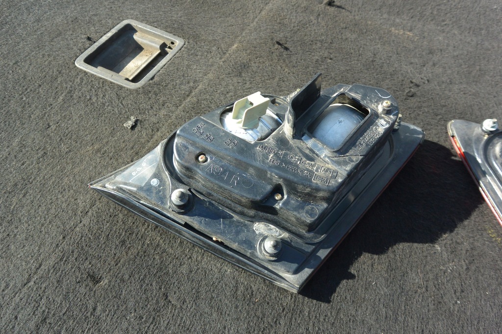 фото №11, Лампи кришки задня nissan maxima a33 00-05 ліва права