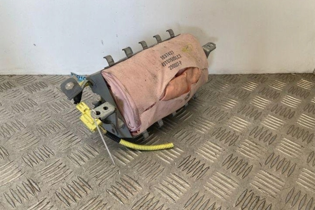 Подушка подушка безпеки пасажира lexus is c gse2_ 1037437 2.5l бензиновий 153kw Зі Шроту