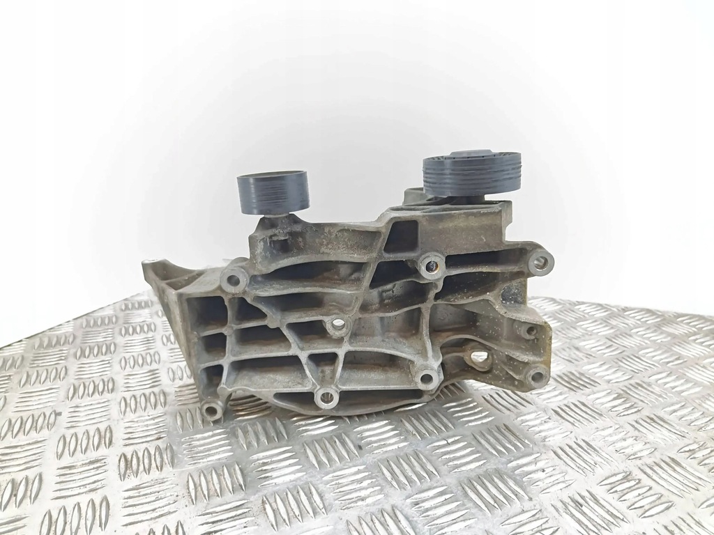 фото №7, Bmw 3 e90 e91 2010 кронштейн генератора