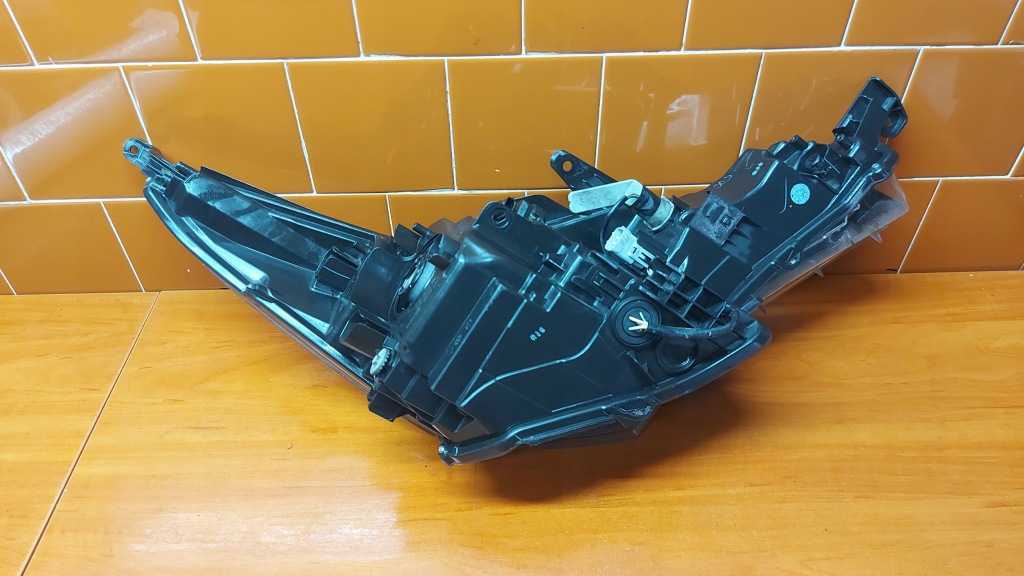 Фара фонарь  левая левый перед toyota avensis t27 15- рестайлинг Недорого