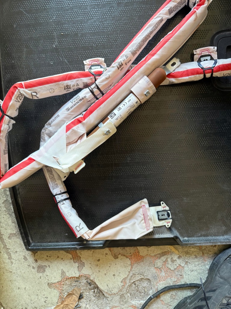 фото №1, Шторка безпеки права mercedes eqe v295 a2958602000