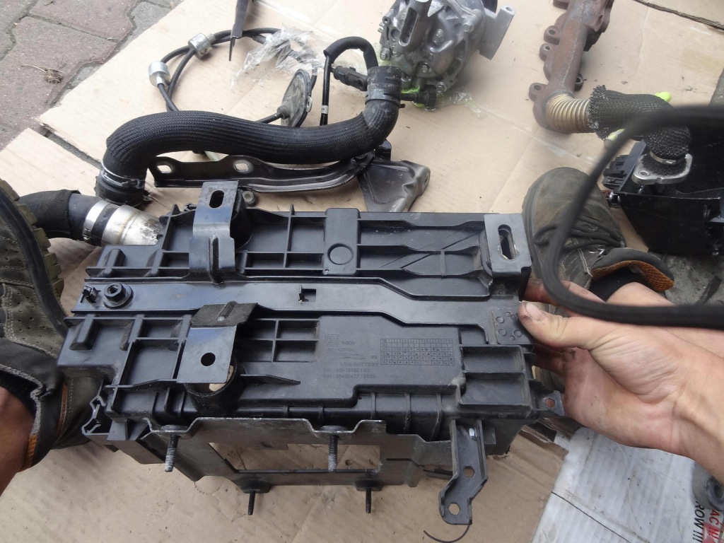 Основание корпус аккумулятор opel mokka a 1.6 cdti 95418182 95433477 Доставка