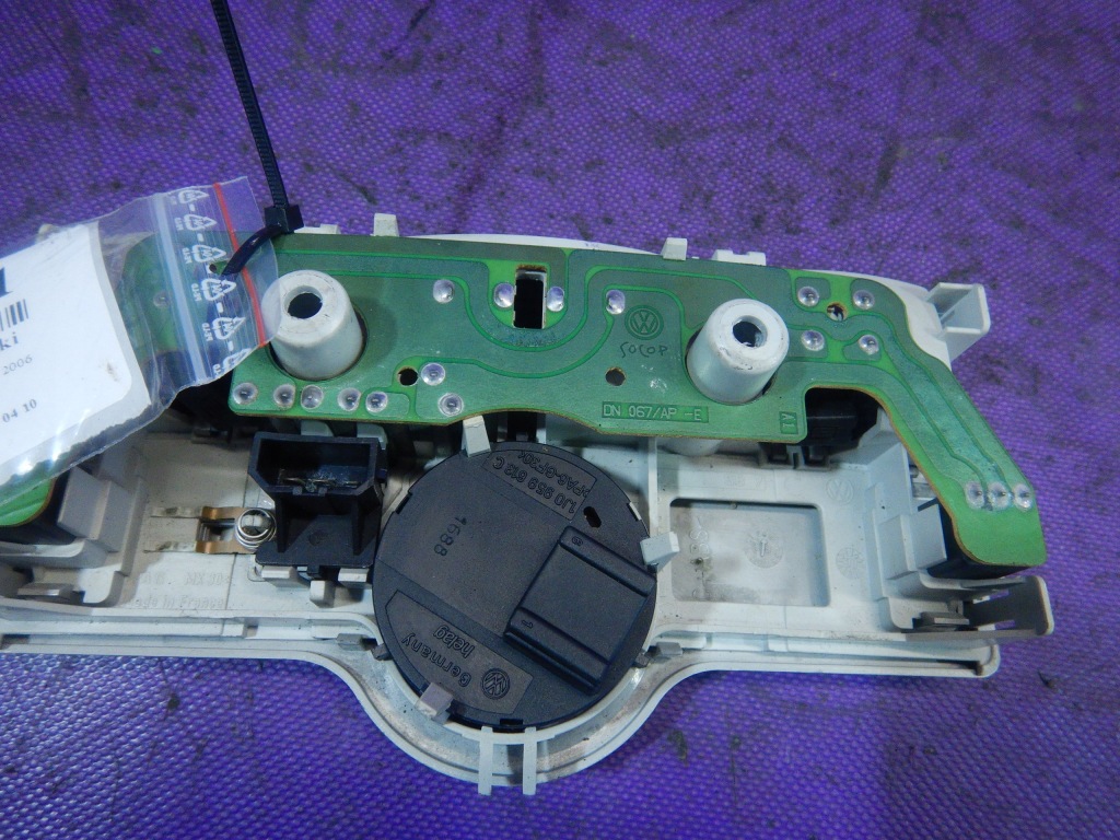 фото №1, Golf iv лампа потолочный освещение 1j0947105c