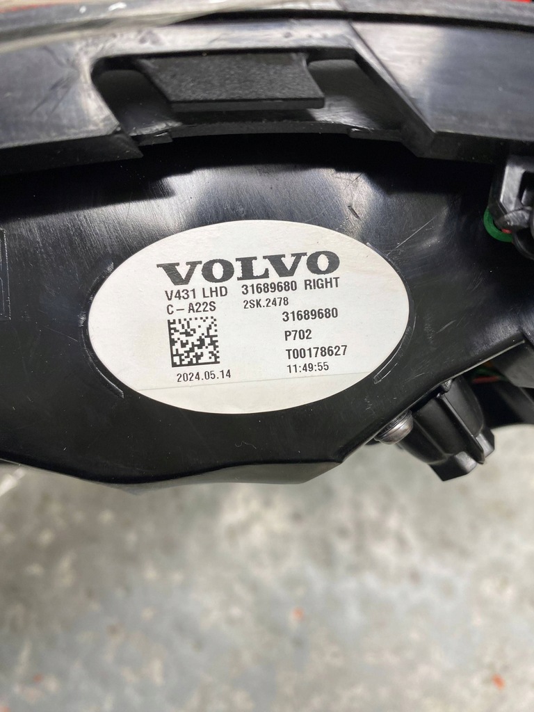 фото №8, Volvo s60 iii sedan оригінальна лампа led правий задня задня 31689680