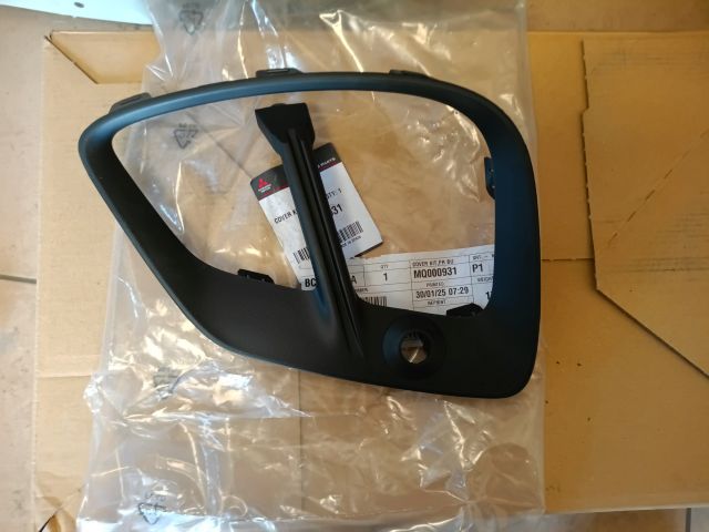 фото №1, Renault captur ii решётка бампера правая рамка oryg.