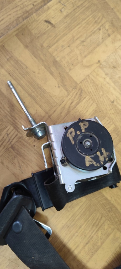 Ремень безопасности правый  перед opel astra h 13181192 в Украине