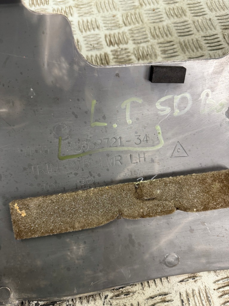 фото №8, Обшивка обивка багажника левый задняя mitsubishi pajero ii mb652721-34