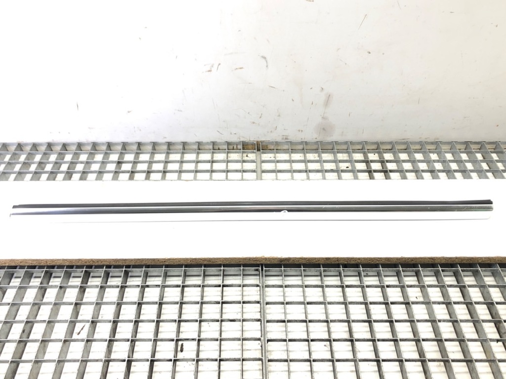 фото №1, Молдинг уплотнитель перед левая хром mercedes c117