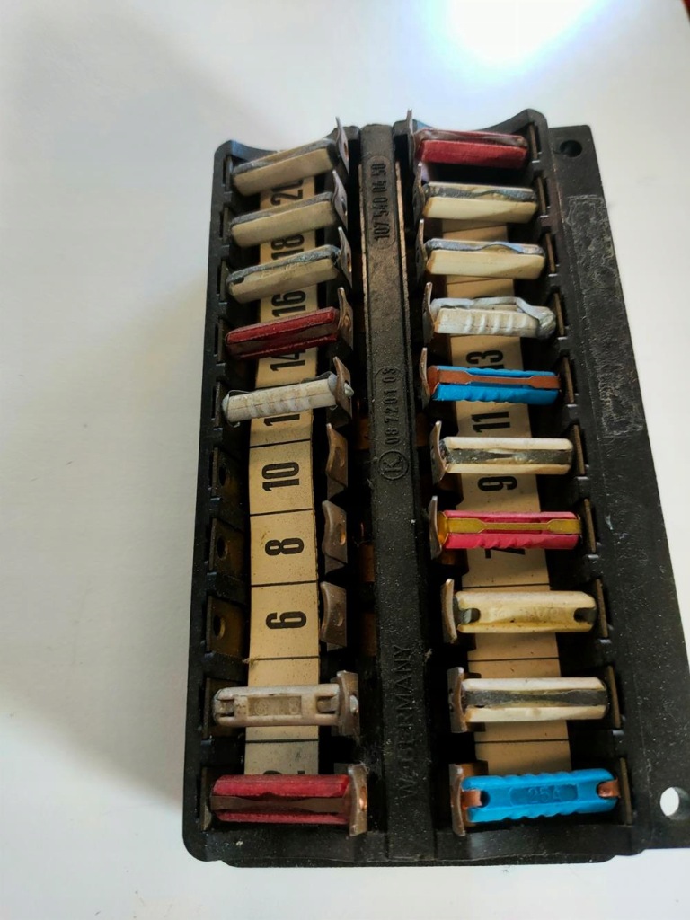 фото №1, Коробка запобіжників mercedes 107