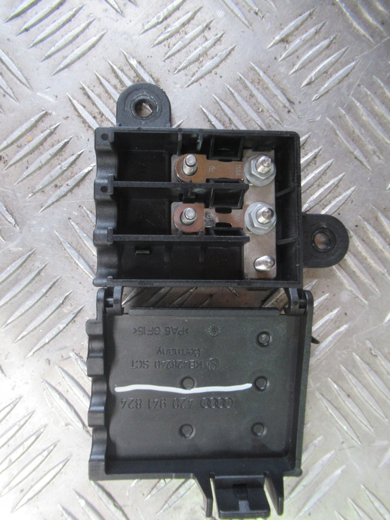 фото №1, Audi r8 420 06- коробка предохранителей 420941824