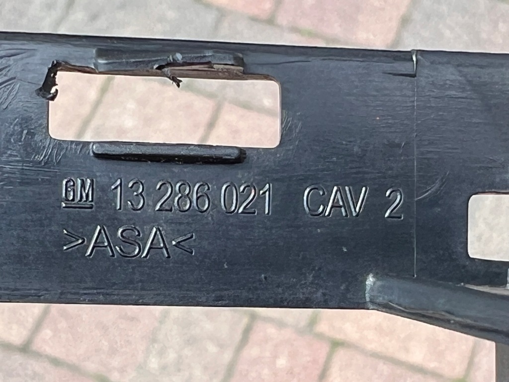 Opel corsa d оригінальний номер 13286021 решітка середня решітка  бампера перед Ціна