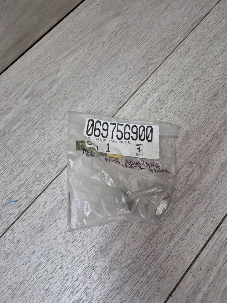 Купить 16645. ferrari 458 кронштейн замка дверь правое 69756900