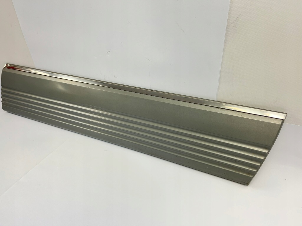 Молдинг боковая дверь правый перед правая mercedes w126 1266902440 1979-1985 Оригинал