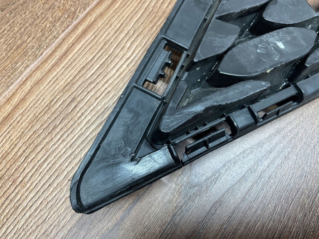 Решётка бампера средняя перед hyundai tucson 3 18-20r 86561-d7510 Киев