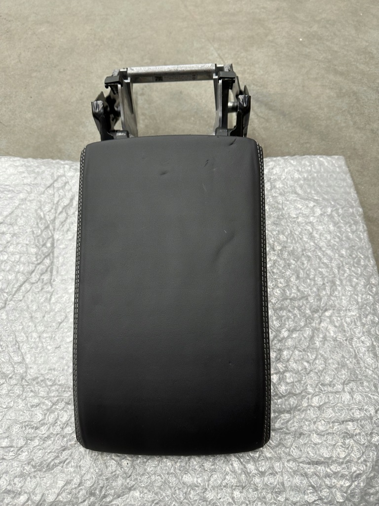 фото №1, Подлокотник кожаный белый nić vw arteon passat b8