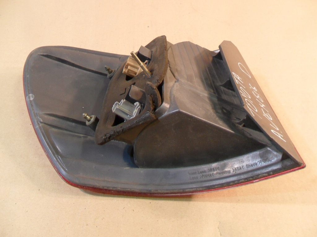 фото №10, Toyota avensis verso лампа задняя правая