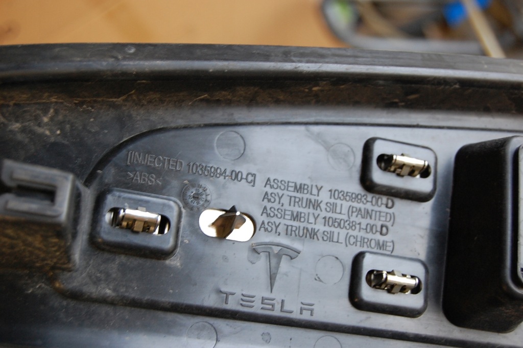 Tesla x защита пластик порог багажника 1035994-00- с Разборки