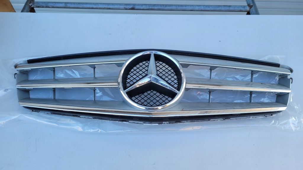 фото №1, Решітка радіатора решітка радіатора mercedes c-klasa w204 a2048800023 емблема logo c klasa w204
