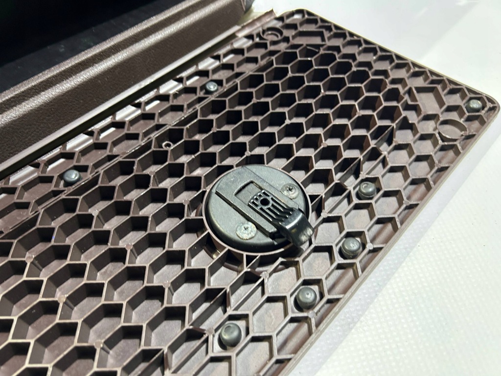 Бардачок задний задняя  пол w пол крышка кронштейн dodge ram 1500 2013- Киев