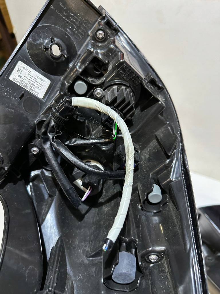 фото №11, Toyota yaris cross лампа задняя левая 81560-0de20