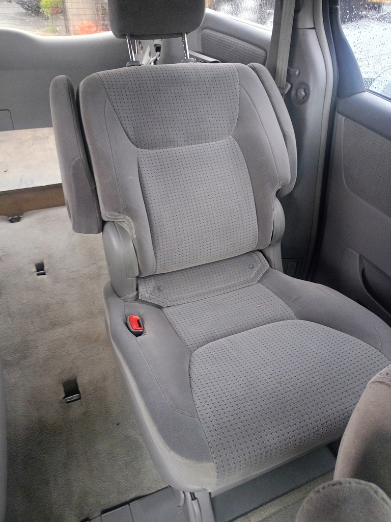 фото №1, Сиденье левый задняя toyota sienna 3.3b 2006