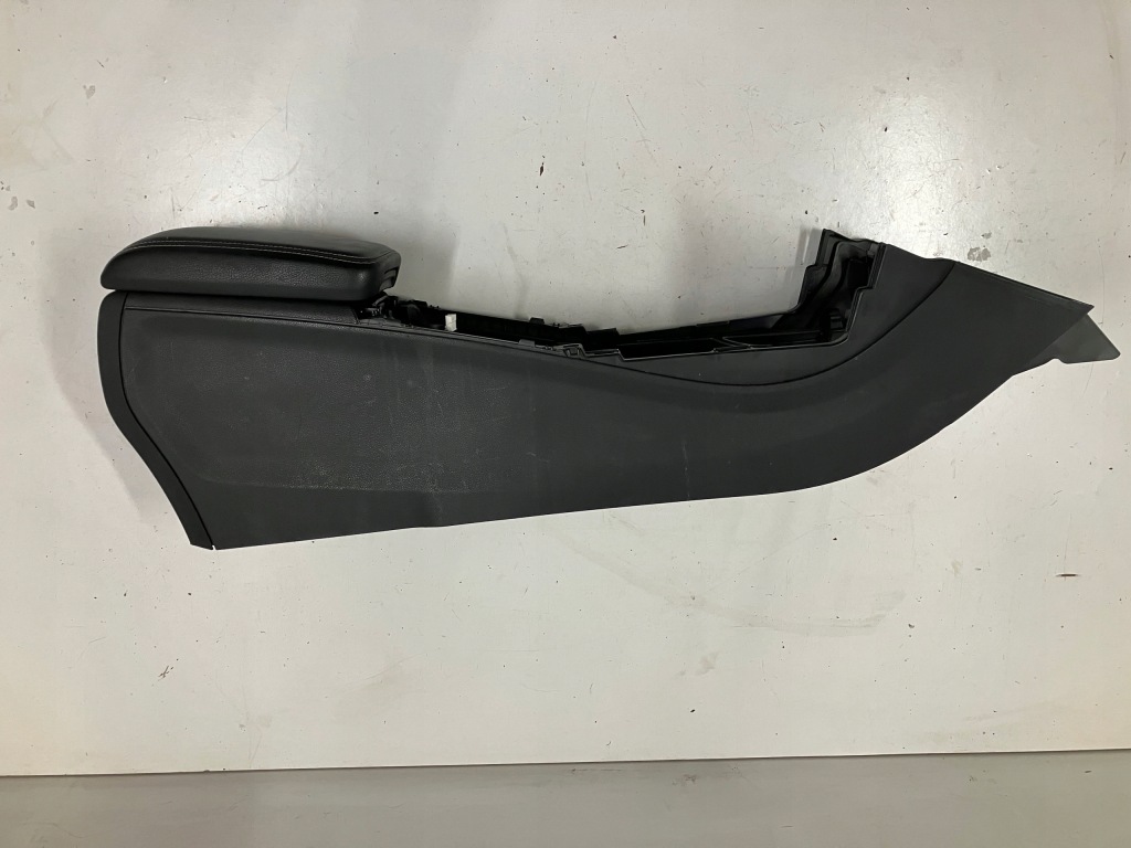 Підлокітник тунель середній mercedes a klasa w176 a1766800900 Недорого