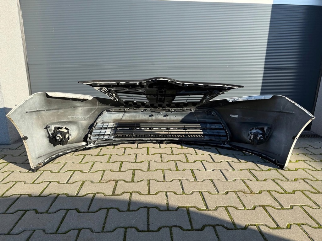 Toyota verso рестайлинг  13-18 бампер передний цвет 040 комплектный в Украине