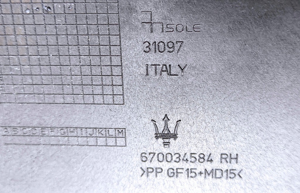 Кронштейн бампера правый задний  maserati levante 2017-2025 oe: 670034584 в Украине