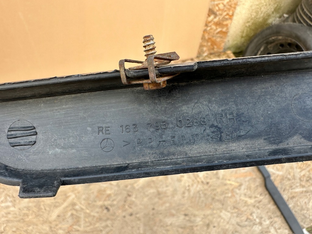 фото №8, Накладка-спойлер накладка бампера перед правая 1637930288 mercedes ml w163