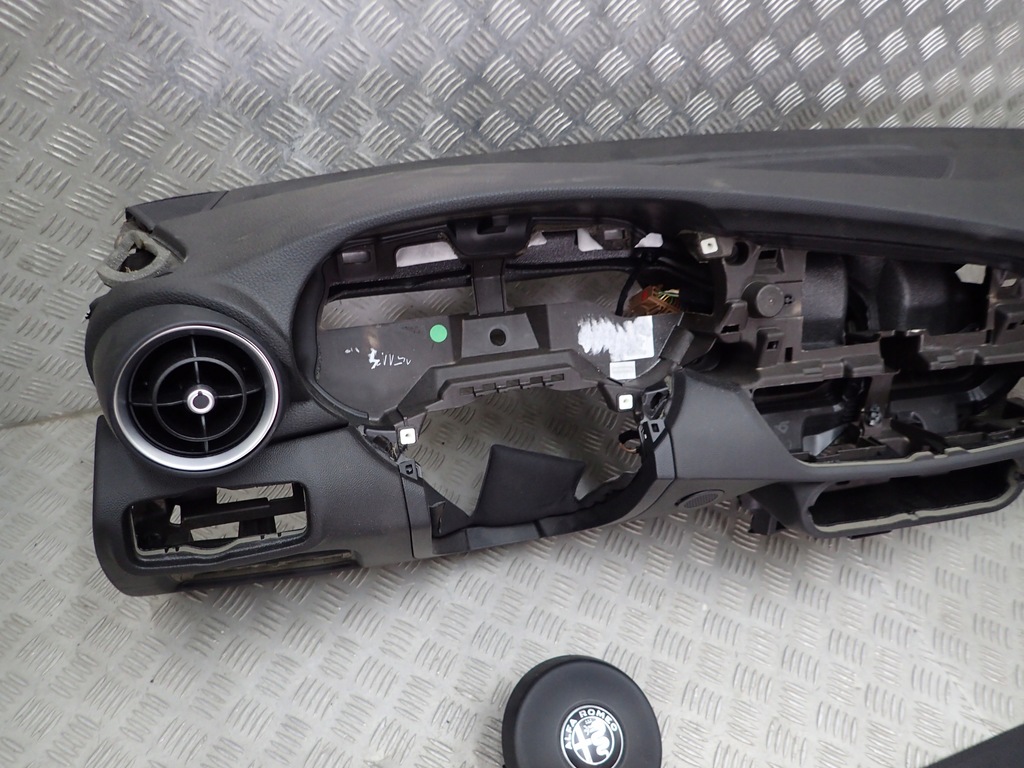 фото №5, Alfa romeo giulia veloce приборная панель rozdziecza консоль подушка безопасности подушки безопасности ремни