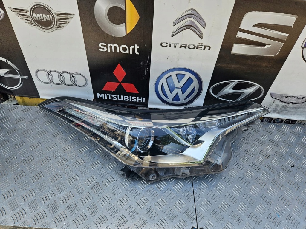 фото №1, Toyota chr лампа правая перед led 81110-f4031-00