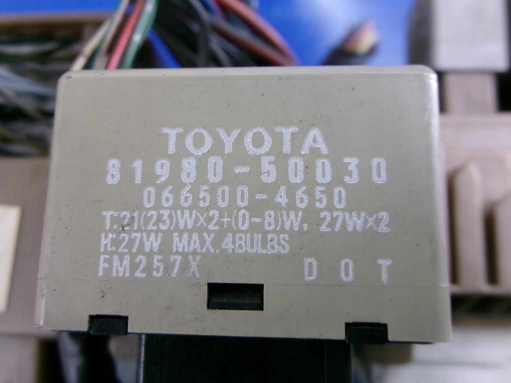 фото №8, Toyota corolla e12 1.6 коробка предохранителей 82641-02050