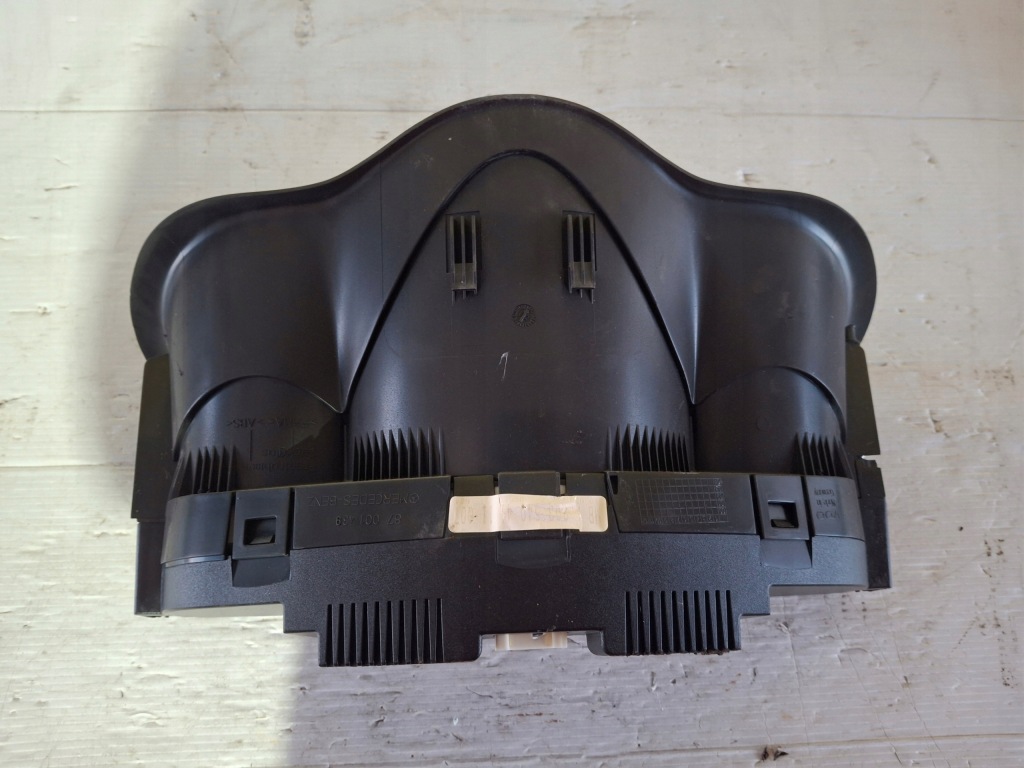 Купить Mercedes w203 панель приборы 2.0 бензин a2035404111