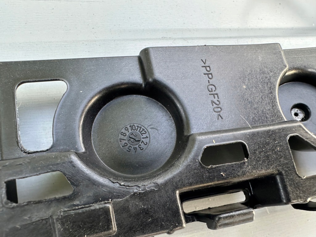 Opel оригинальный номер 2365528514 направляющая бампера Киев