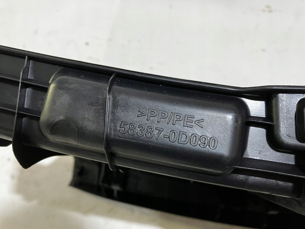 Yaris 3 накладка порог багажника поперечина заднего в Украине