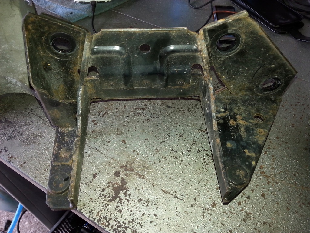 фото №1, Ford mondeo mk3 tdci - кронштейн двигуна 1s717m123bc