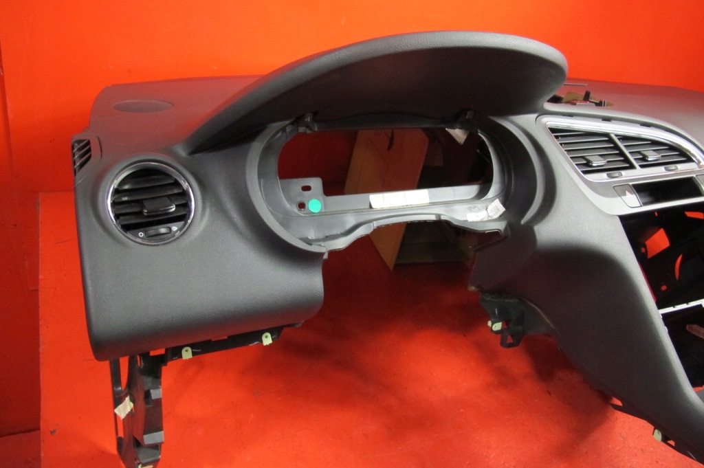 фото №10, Peugeot 5008 i 1 0u 0e подушки безопасности ремни консоль приборная панель приборная панель подушка безопасности навигация