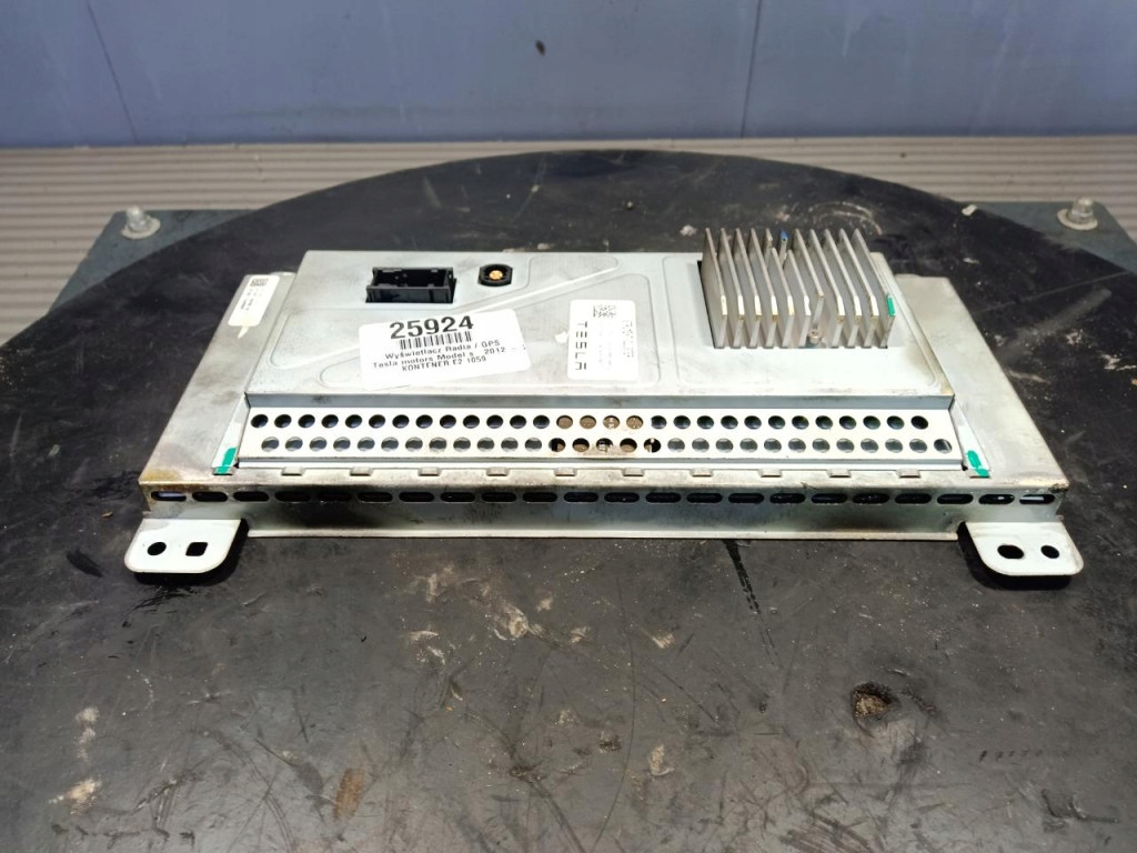 Tesla motors model s дисплей экран 1004788-00-d Недорого