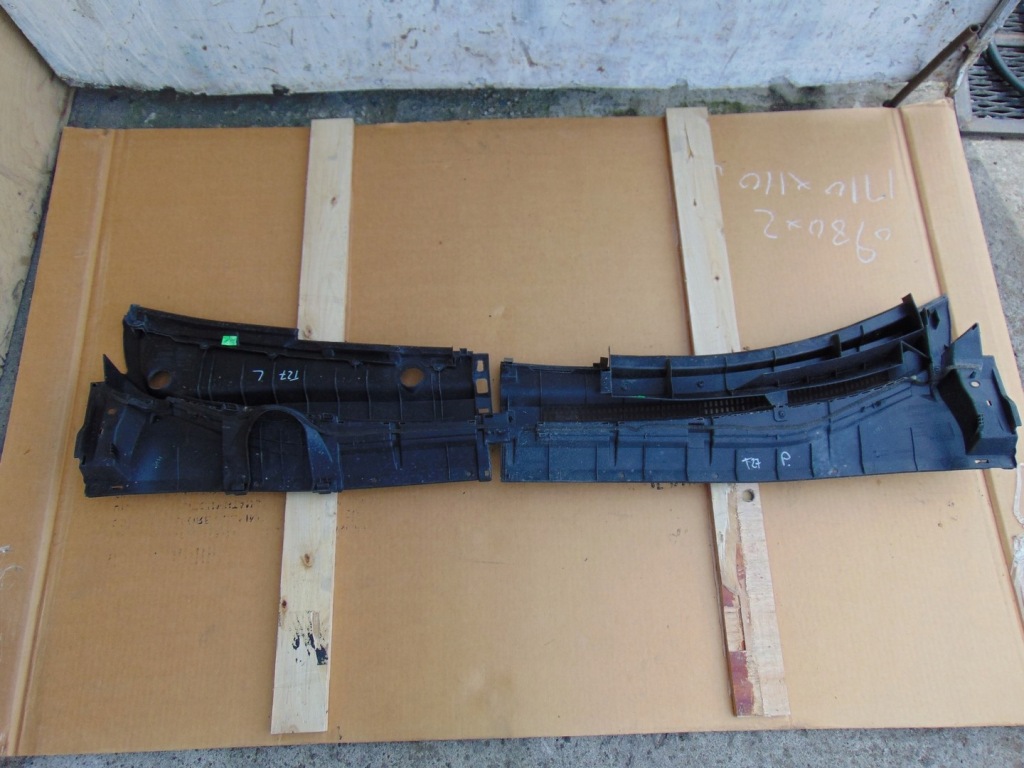 Жабо пластиковый toyota avensis t27 55709-05090 55708-05120 европа с Разборки