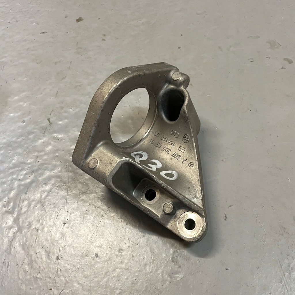 фото №1, Infiniti q30 1.5 dci опора полуось a6072050201