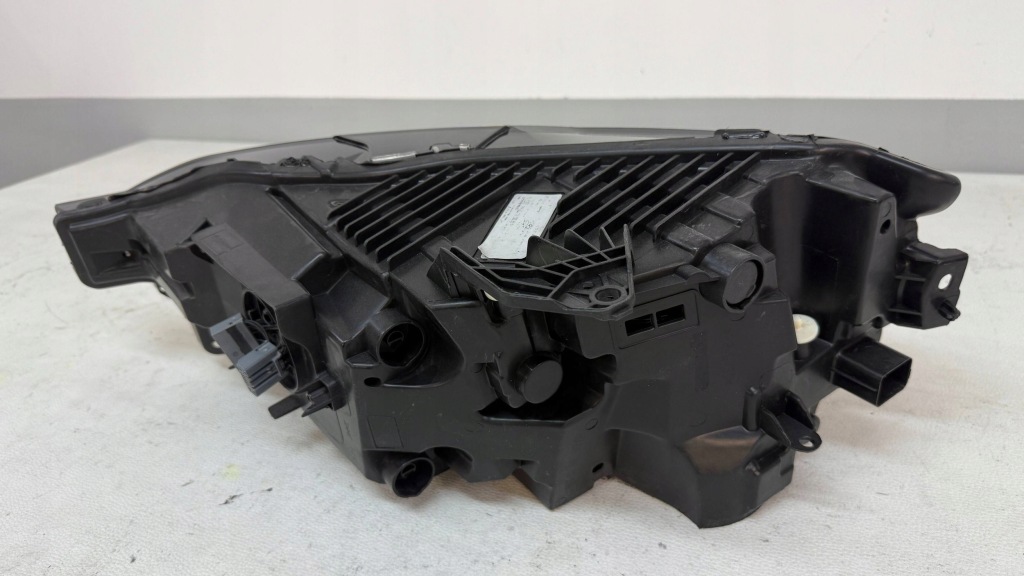 Фара фара правый  volvo xc60 рестайлинг  full led система 32338977 в Украине