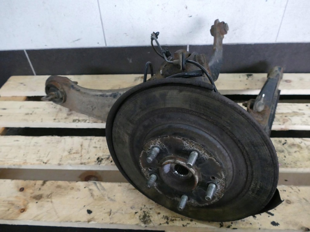 фото №1, Mitsubishi outlander iii 2.2 di-d 4wd ступица диск рычаг левый задняя