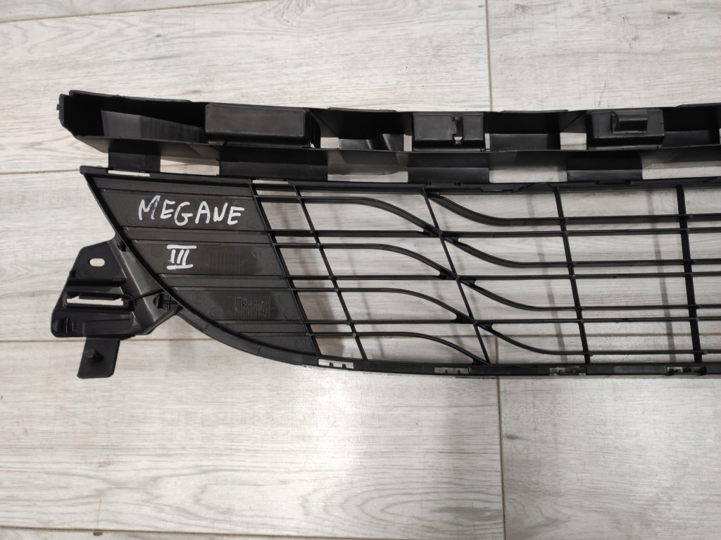 Решётка средняя бампера передний renault megane 3 622540001r Киев