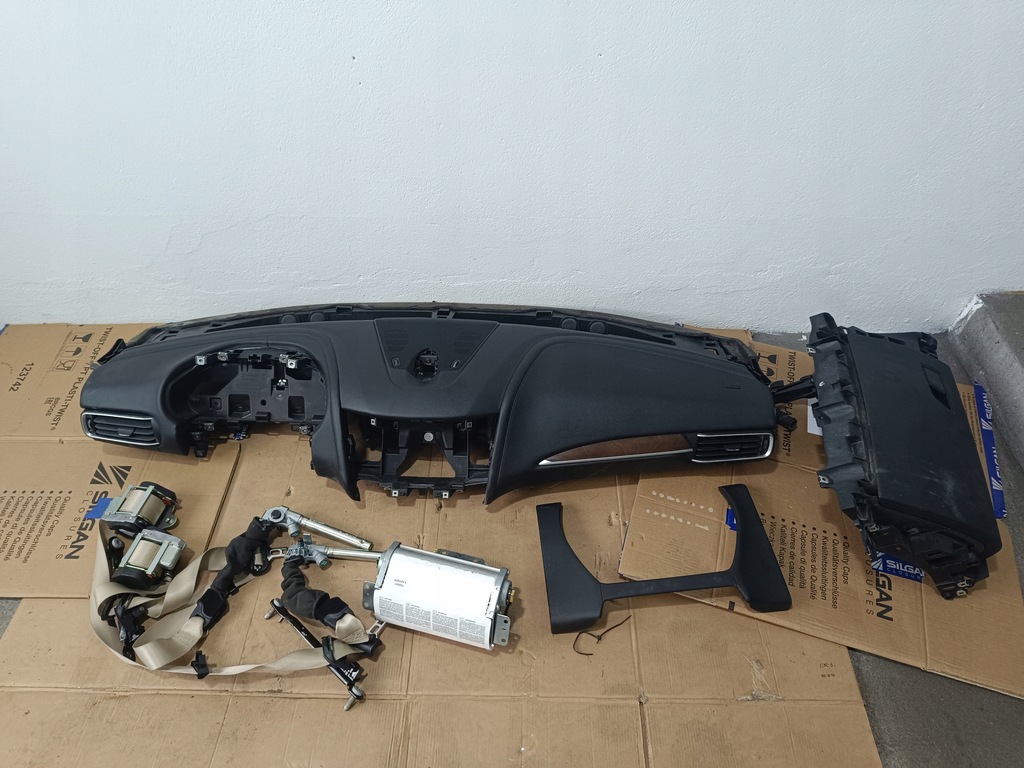 фото №1, Консоль панель приладів ремені подушки безпеки levante