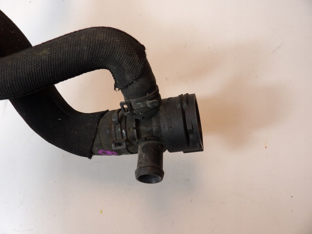 Audi a4 b8 пабтрубок  воды радиатора Оригинал