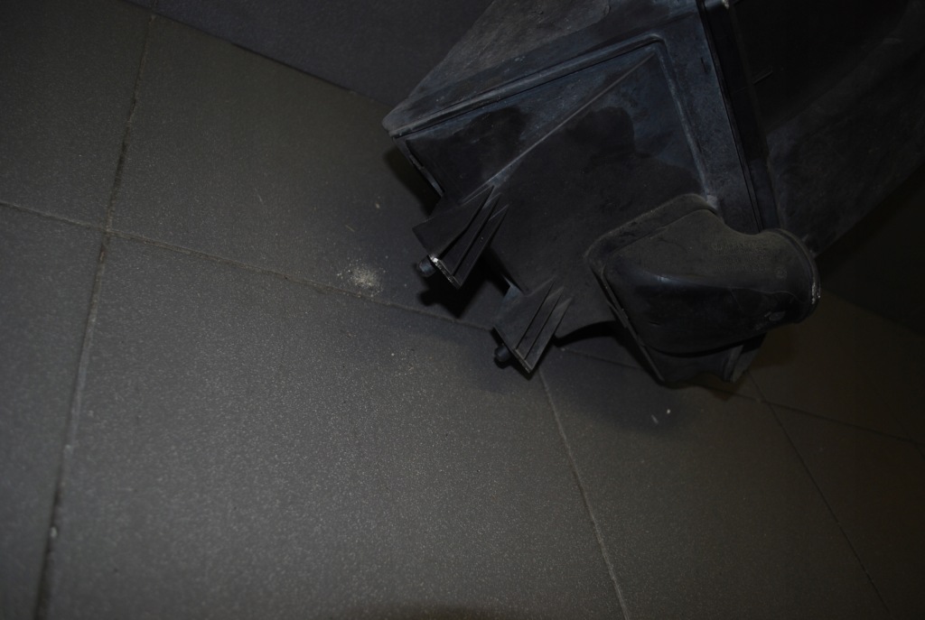 фото №3, Корпус фільтра повітря a8 d2 2.5 tdi 059133837h