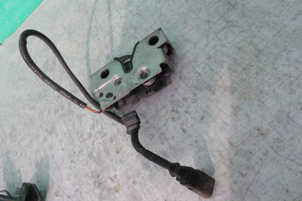 фото №1, Замок крышки двигателя 5f0823509d seat l seat