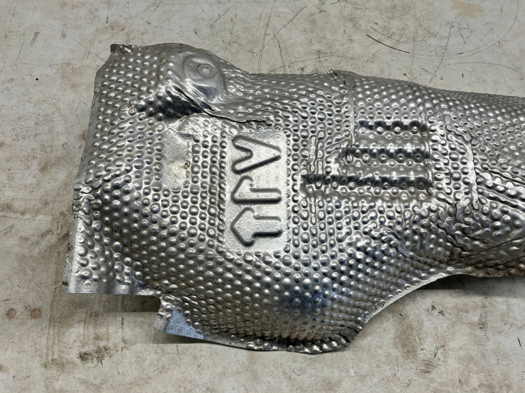 фото №3, Rav4 v гибрид защита тепловая трубы выпускной глушителя