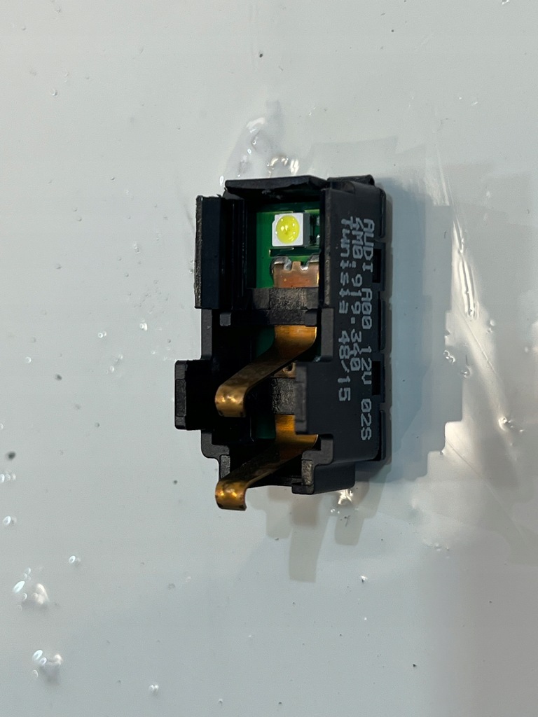 фото №1, Колодка роз'єм прикурювача audi a4 b9 4m0919340