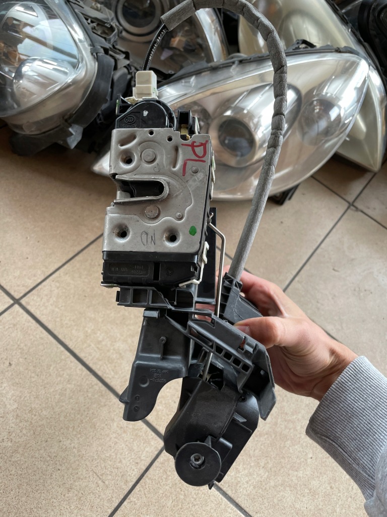 фото №10, Mercedes c klasa w204 замок двері перед europa